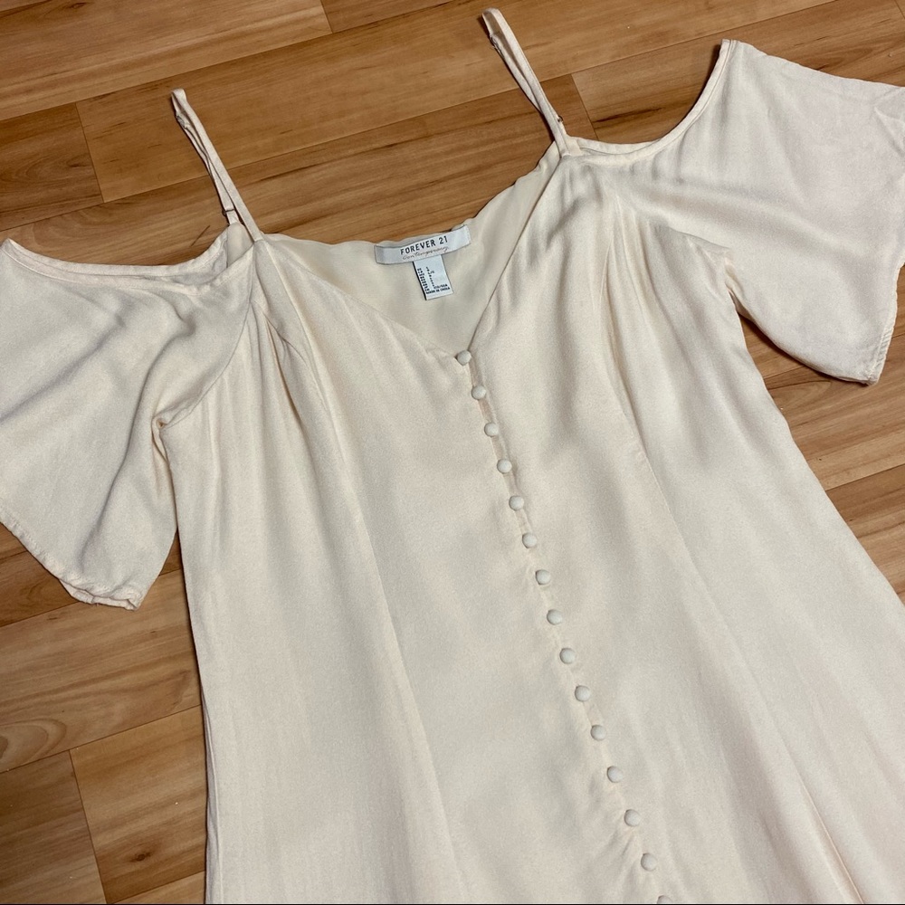 (SOLD) Buttoned Dress w/ Open Shoulders 💘